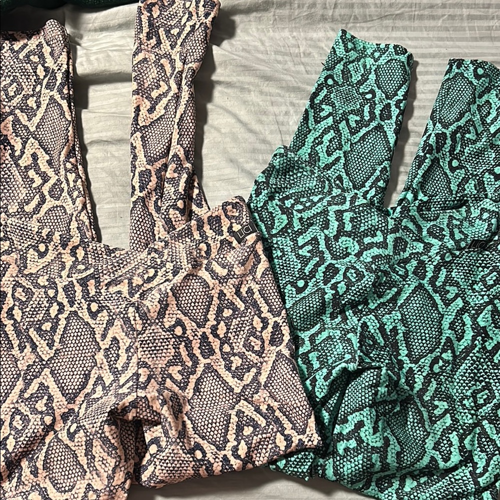Vibrant Snakeskin Print Leggings Duo LICIFIT SCRUNCH BOTTOM V FRONT